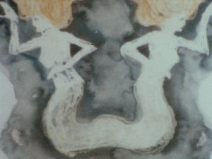 В тёмных деревьях